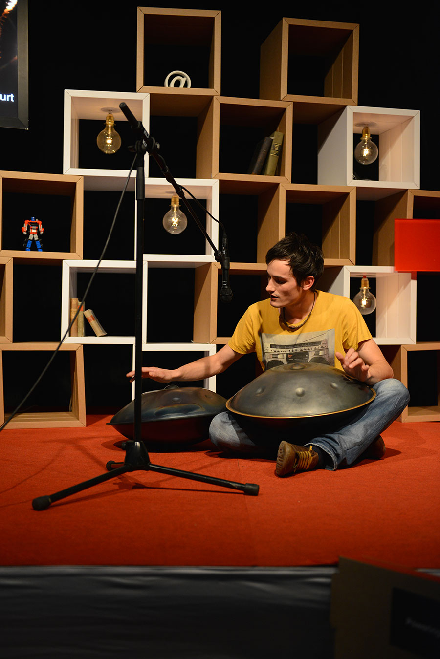 Dejan Štemberger - Virtuose auf den "hang drums" und die Speaker Nadya Zhexembayeva und Jana Revedin. Fotos: Sven Wuttej/TEDx Klagenfurt