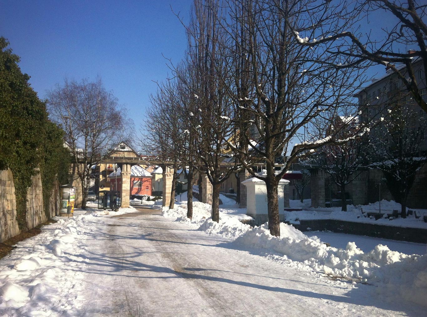 Auch im in der kalten Jahreszeit ist an der Ljubljanica was los während der Lendhafen friedlich Winterschlaf hält. Fotos: ilab crossmedia